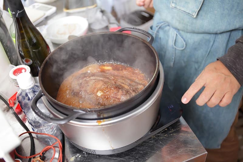 すりおろし玉ねぎなどをベースにしたソースを入れその中に表面だけ焼いた肉を入れ、70℃で1時間保温する