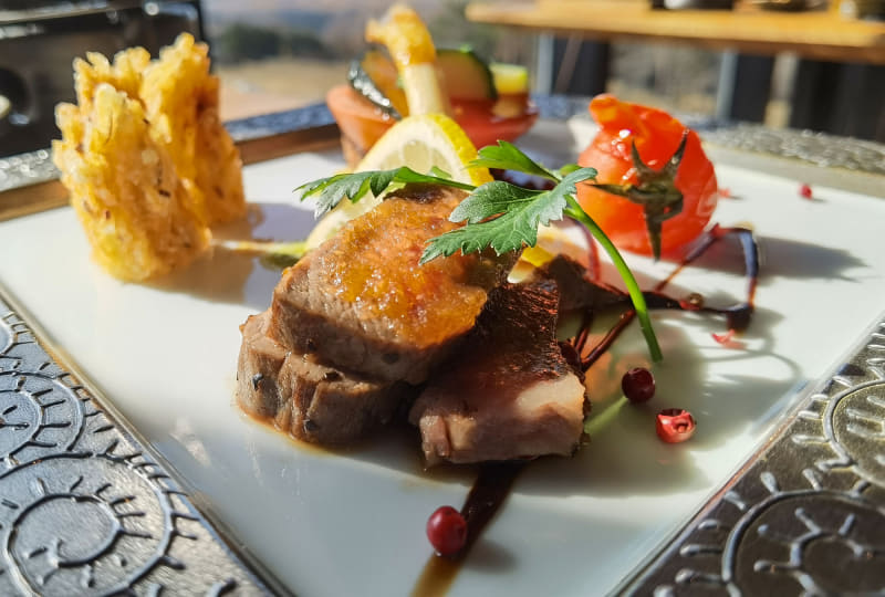 ランチのメインディッシュ「赤牛ロース 彩野菜添え」。美味しかったです!!