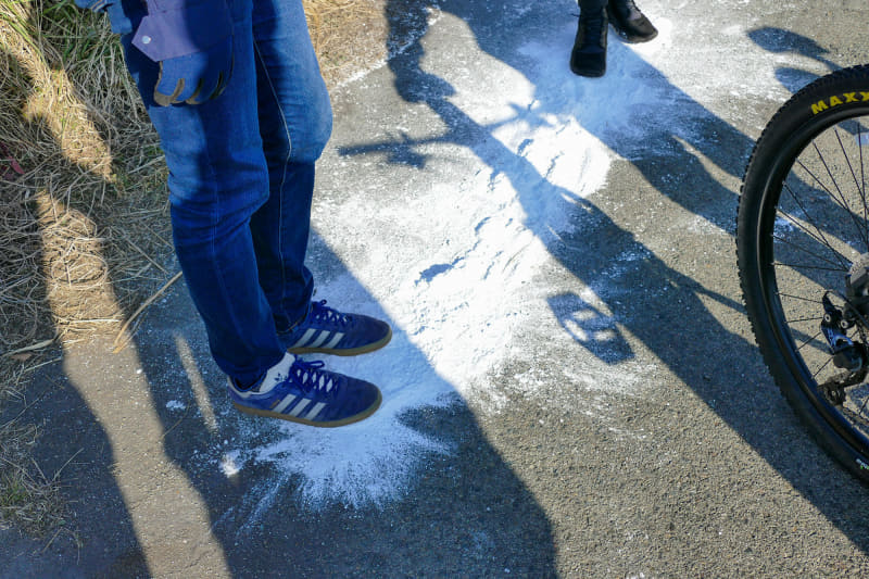 消石灰でシューズを消毒