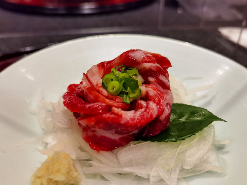 夜もご当地グルメに舌鼓。<a href="https://otemoyan.jp/" class="n" target="_blank">「京町たけだや」</a>でいただいた馬刺し。ぜんぶ美味しすぎるのでカロリーオーバーの場合は、翌日にまたしっかり走るしかない