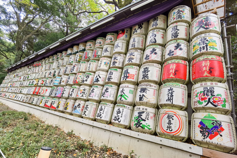 国内のさまざまなお酒。日本酒多し、美味しそう……。明治神宮の奉献酒樽の数は全国有数だとか