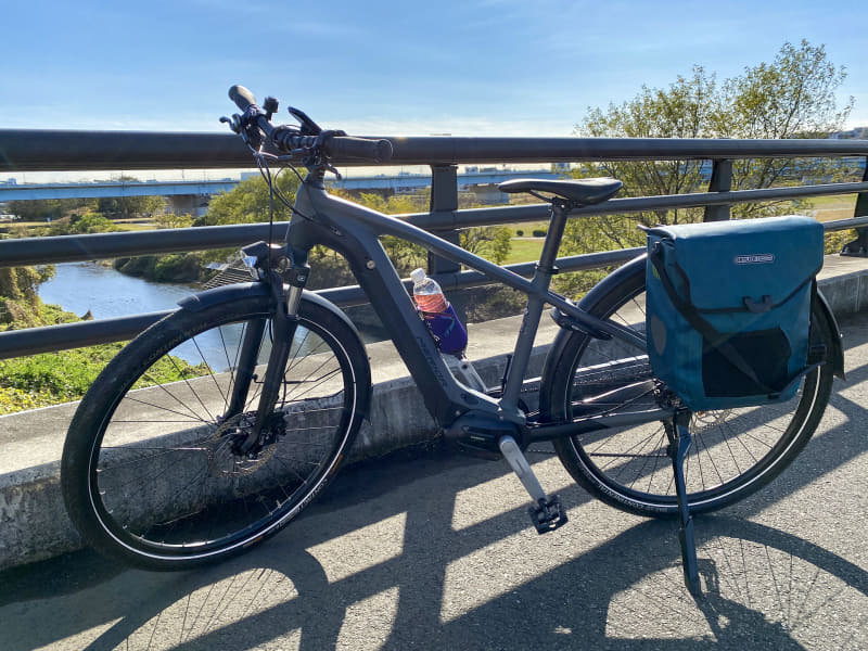 多摩川サイクリングロードにて。ボトルケージの位置もいい感じ