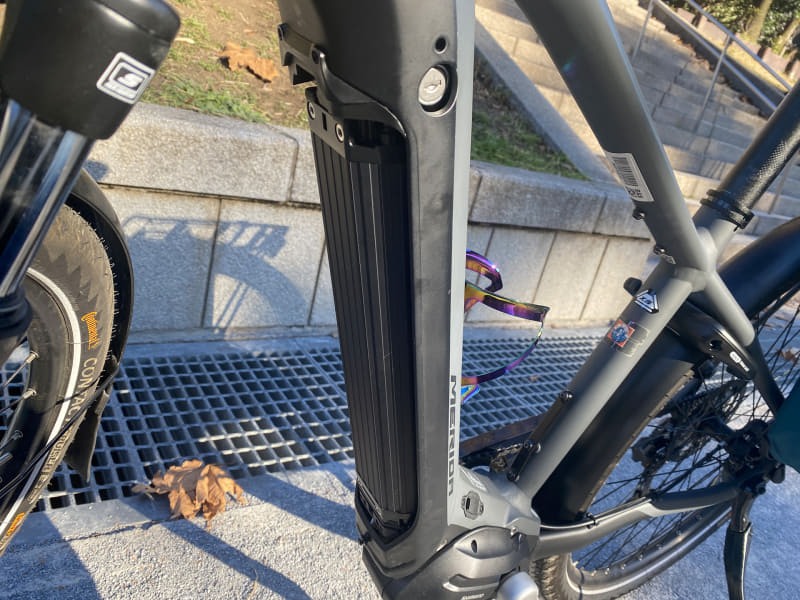 まずはカバーを六角棒スパナで外します