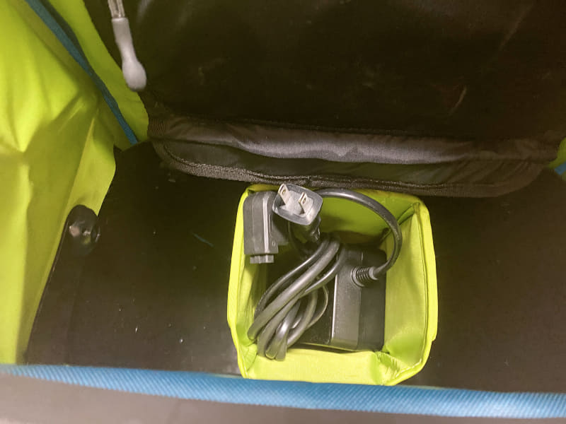 充電器が入っていますが、本来はバッテリーを入れるスペース。海外では盗難防止のためにバッテリーを外したり、オフィスなどで充電することが多いと教えてもらいました