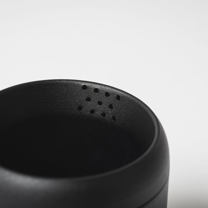 本体上部に33個の通風口を配置