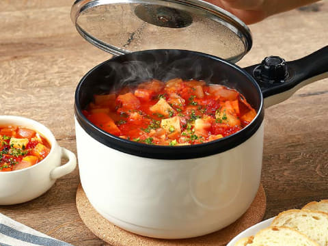 インスタントラーメンやスープを、テーブルの上で気軽に作れる電気調理