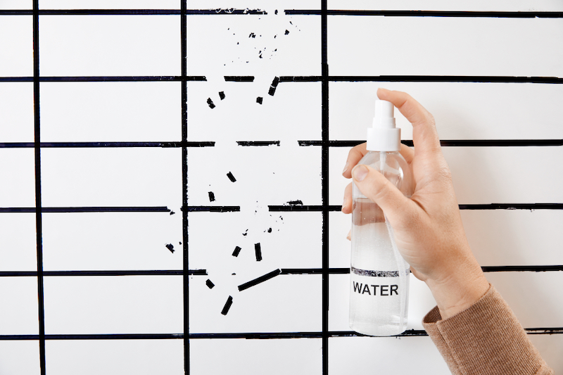 油性ペンで書いても、水を吹き付ければ消せる