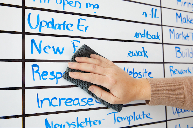 テンプレートは油性ペンで、中の文字はホワイトボード専用マーカーで書けば、テンプレートを残したままイレーサーで中の文字だけを消せる