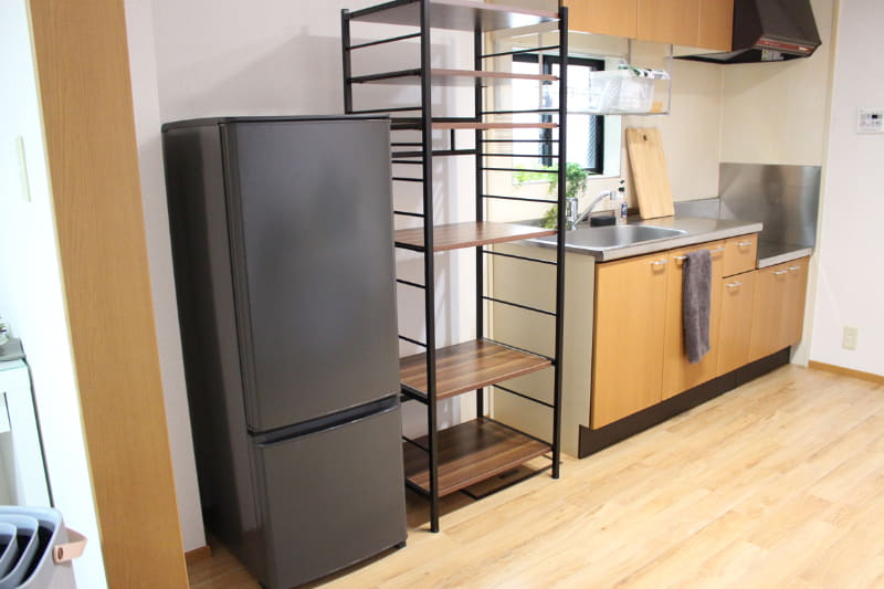 冷蔵庫とシンクの間にちょうど収まるサイズのキッチンラックをネットで探しました!