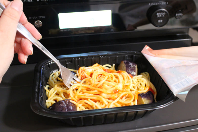 冷凍パスタをチンして、その場で混ぜ混ぜ。しっかり中まで温まっていたようです