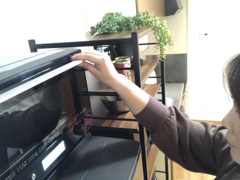 身長169cmの私でも、レンジを使用するときは少し腕を高く上げることになります