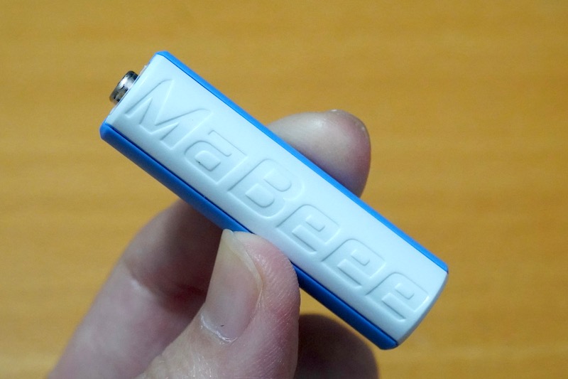 スマホで乾電池をコントロールする「MaBeee(マビー)」。オリジナルモデルとスクラッチモデルの2種類があるが、安かったので後者を購入した