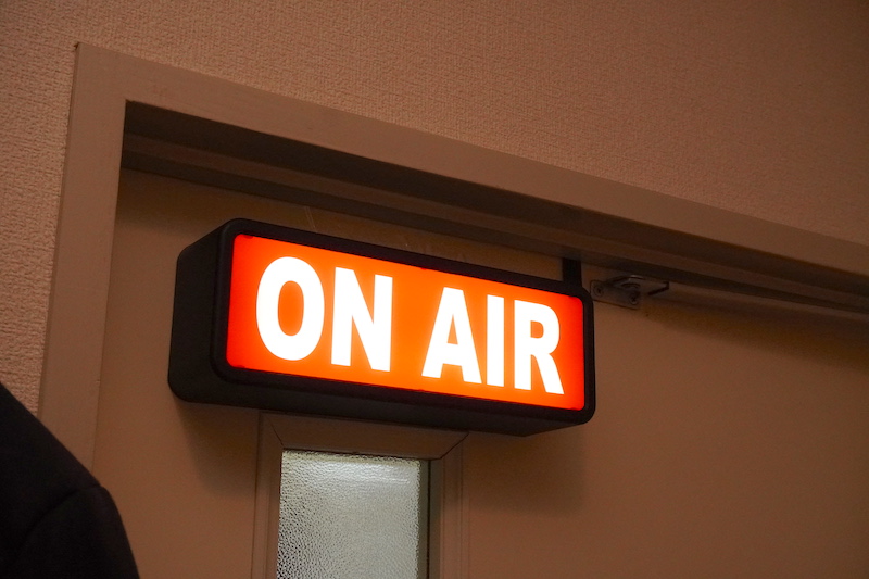 自室の扉に取り付ければ気分は放送局(笑)