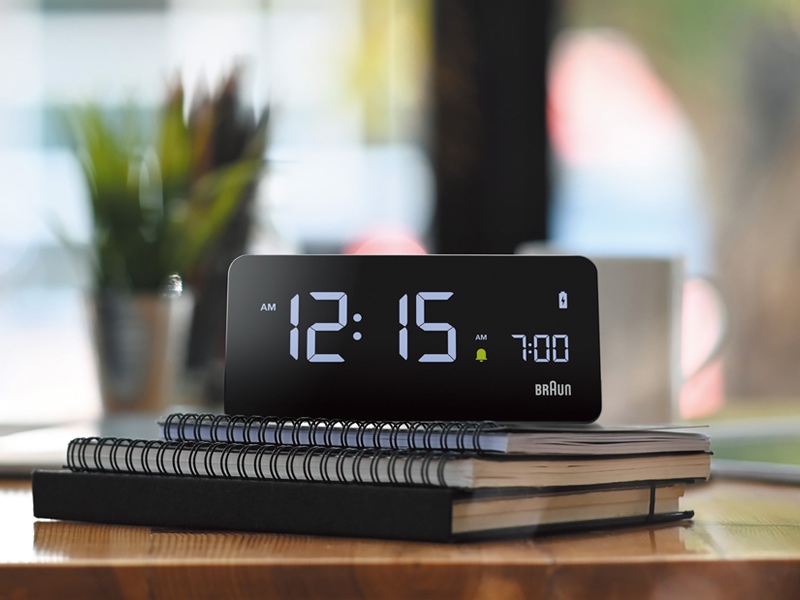 スマートフォンを充電できる卓上時計