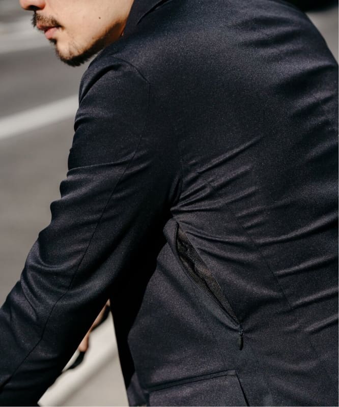 脇の下とパンツサイドには温度調節用にベンチレーションを搭載。蒸れを防ぎ、快適に走ることができるという