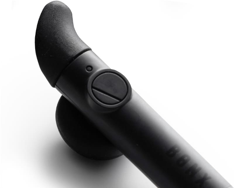 回転するツノ部分が耳にフィットし、多少の運動でも外れない