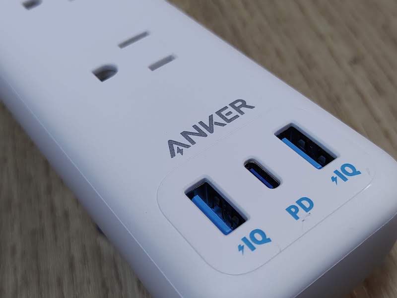 急速充電対応のUSB Type-Aポート2口と、PD対応のType-Cポートを1口備える