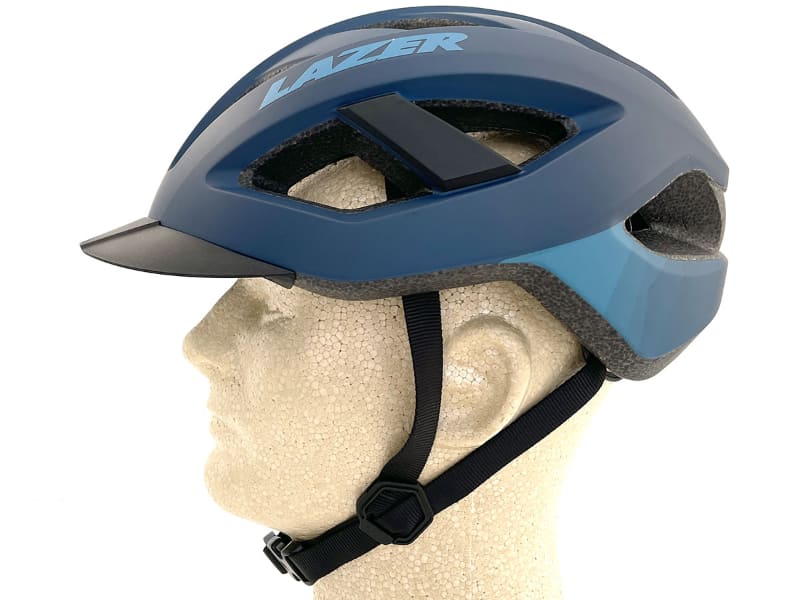 まずはヘルメットを頭部に固定するためストラップやバックル。ストラップの構造は至って普通です