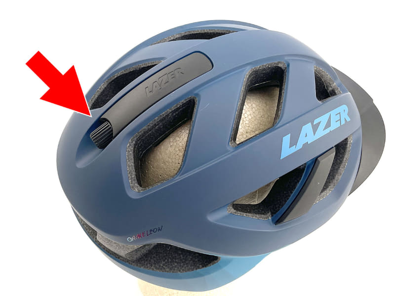 頭部へのフィット感調節はヘルメット後方上部のダイヤルで行ないます