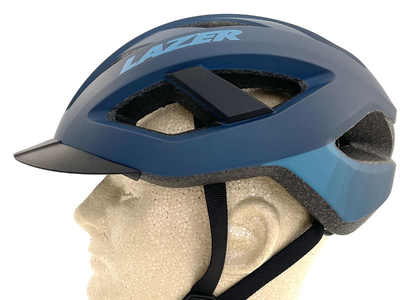 ヘルメット前方のバイザー(つば)の部分は3つの突起で留められていて、簡単に脱着できます。バイザー装着時はヘルメットにピッタリ付いていますが……