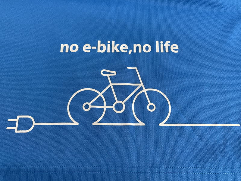 背中の下のほう、腰のあたりにはこんなイラストとメッセージが。イイですね～♪