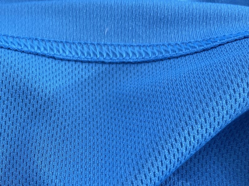 生地の裏面、肌に当たる面ですが、表面より柔らかく、吸水性に優れています。運動中に汗をかいてもサラサラの感触で着続けられる感じ