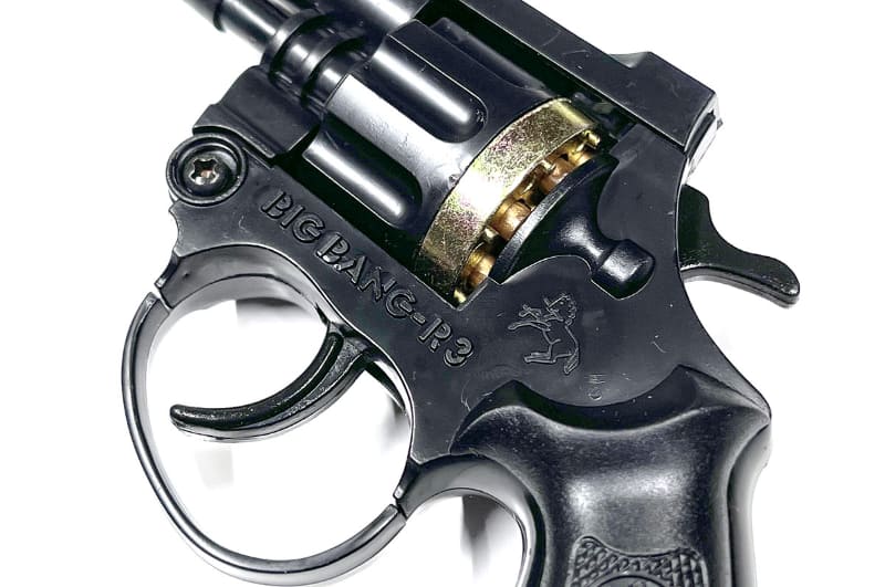 あとは引き金を引くだけ。引き金を連続的に引けば、連続的に8発鳴らせます