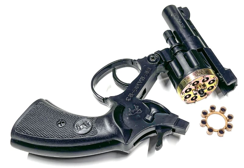 ピストルを折って火薬を入れます