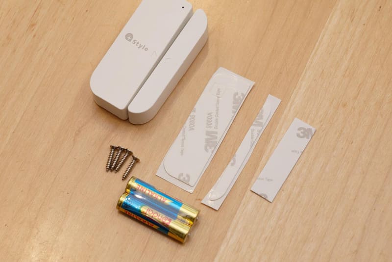 固定用の両面テープやネジなどが付属している