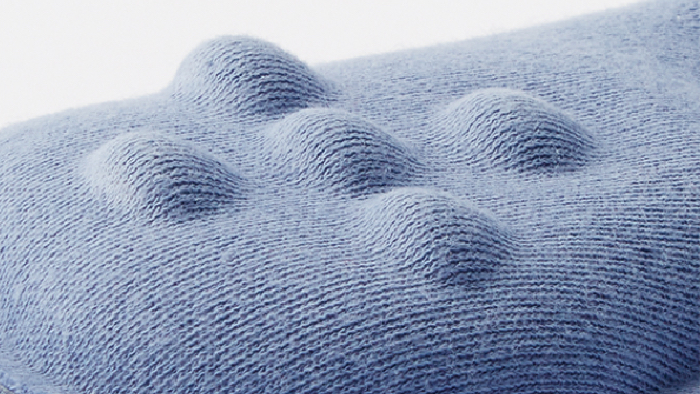 こめかみ部には人の指先のような突起を設けている