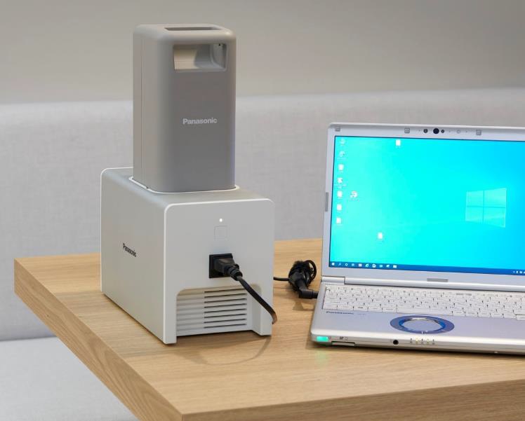 イーブロックデスクは、卓上にも床にも置けるサイズ