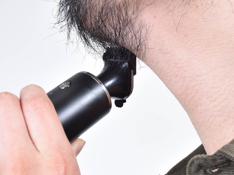 身だしなみを整える1台5役USB充電式電気シェーバー