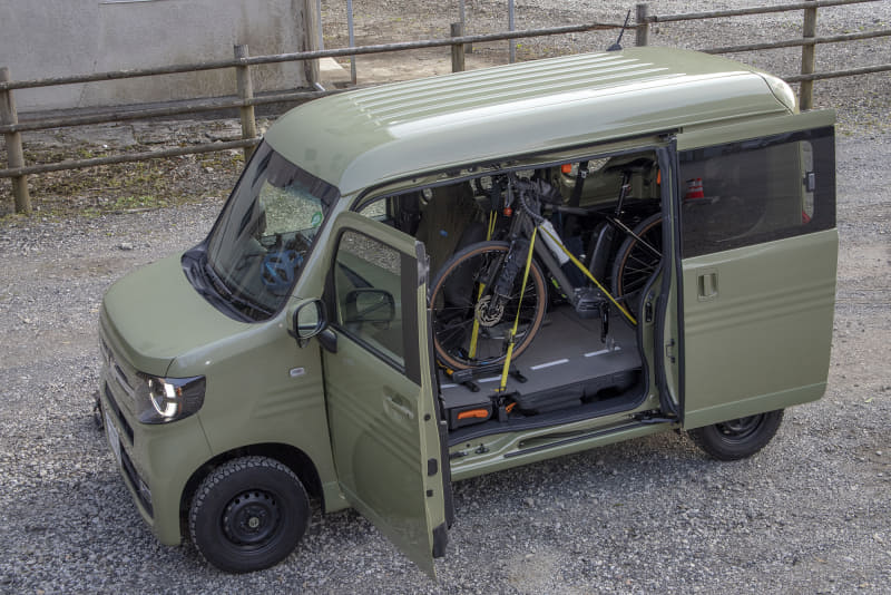 N-VANの左側はピラーレス構造なので、横からの積み降ろしもできる。駐車場所によってはリヤゲートが開けられないこともあるので、N-VANのこの構造は便利だ