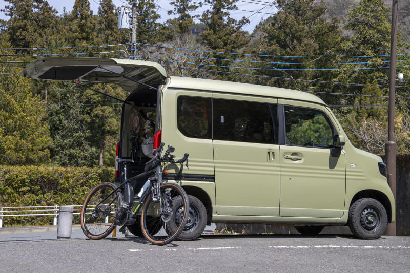 駐車場へ到着してROADREX 6180を降ろす。ベルトを緩めるだけなので、数分あれば作業完了。あきる野市の山間部は自然を楽しむレジャーの人気スポット。平日だったが、山歩きや渓流釣りに行く人などが乗って来たクルマで駐車スペースはそこそこ埋まっていた