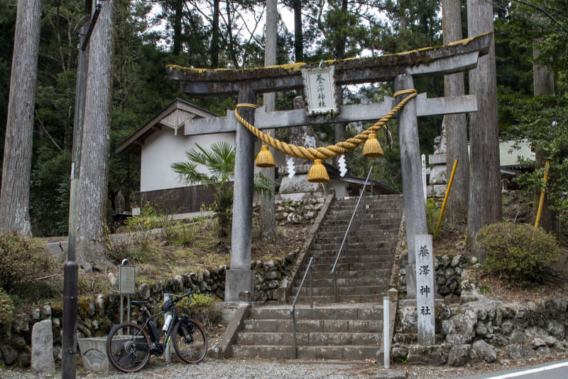 林道の入口に神社がある。そこで山に入ることを地元の神様にご挨拶。そこそこの段数がある石段を上って境内へ入るのだけど、足はまだ余裕があるのでこの程度の石段はまるで苦にならなかった