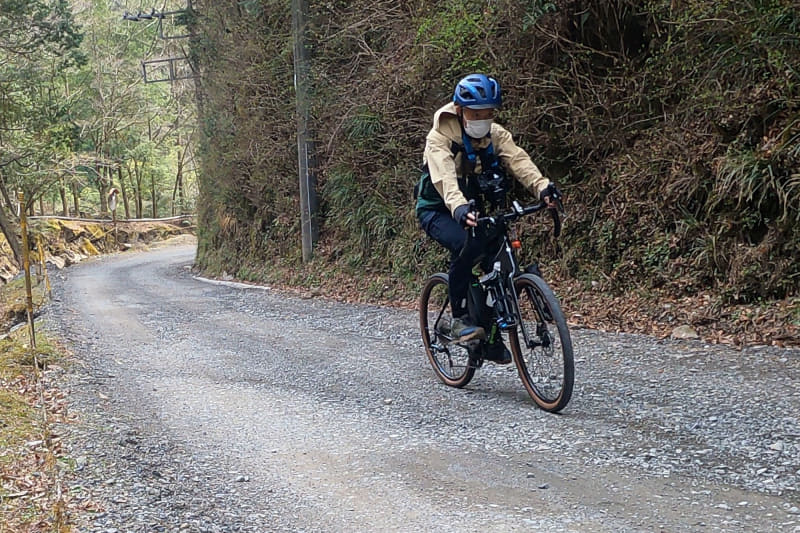 未舗装区間では路面抵抗も増えるのでギアを落として走行。ケイデンスは上がるので息づかいは荒くなるが、脚力的に止まりそうになるようなことはない。e-bikeで良かったと思う場面だ