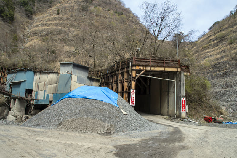 未舗装区間の途中には採石場がある。上って行くと「道を間違えた?」という感覚になるところ