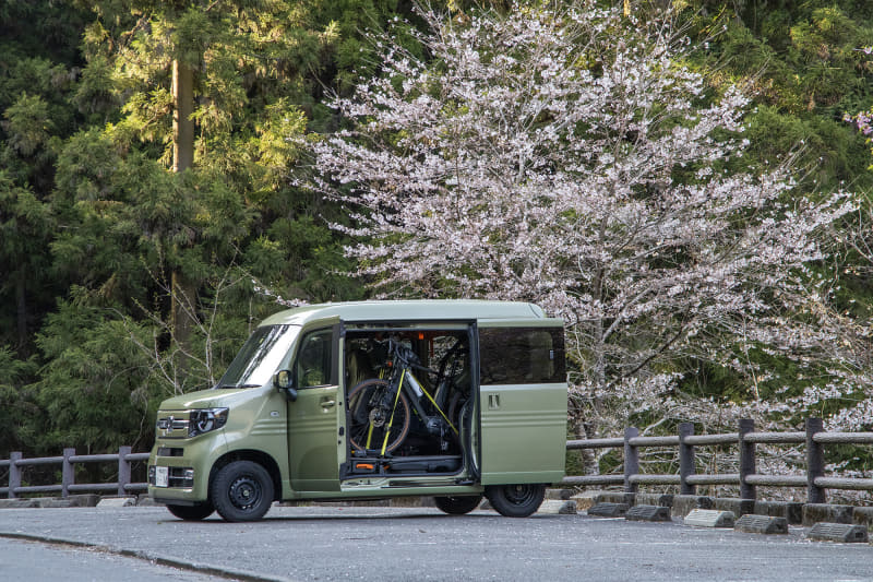 払沢の滝駐車場。N-VANとROADREX 6180と桜