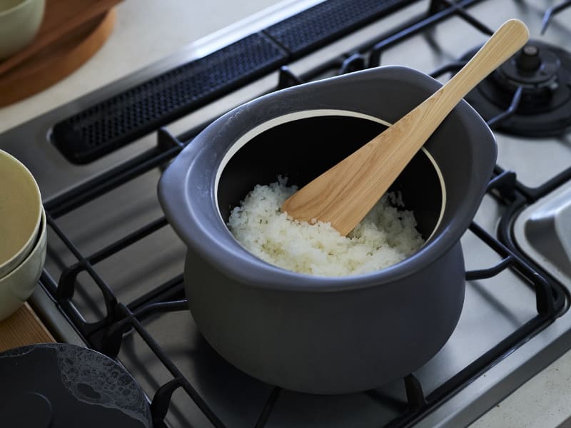 「お米のサブスク」を申し込むと、蓄熱調理土鍋「ベストポット」をレンタルできる