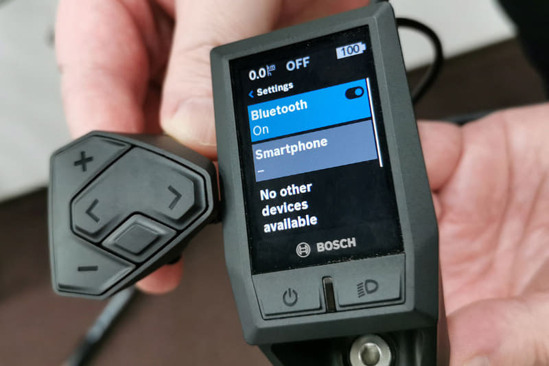 Kioxをボッシュ製ドライブユニットと接続して電源を入れた様子。スマートフォンとBluetooth接続して先進的な機能を利用できたりします。左に見えるのはコントローラーで、アシストモードや表示の切り替えを行ないます