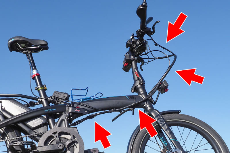 ハンドル部に集中するいろいろなケーブルは、スパイラルチューブでまとめてあります。バラバラだと引っかかったりして危険ですし、細いケーブルは劣化や断線も心配。ディスプレイ換装時は、スパイラルチューブを外してケーブルをバラす必要があります