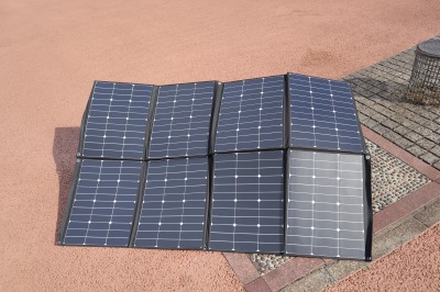 別売りの太陽光パネルから充電