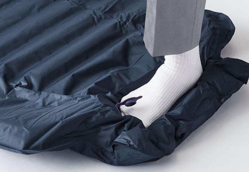 足踏みで空気を入れる