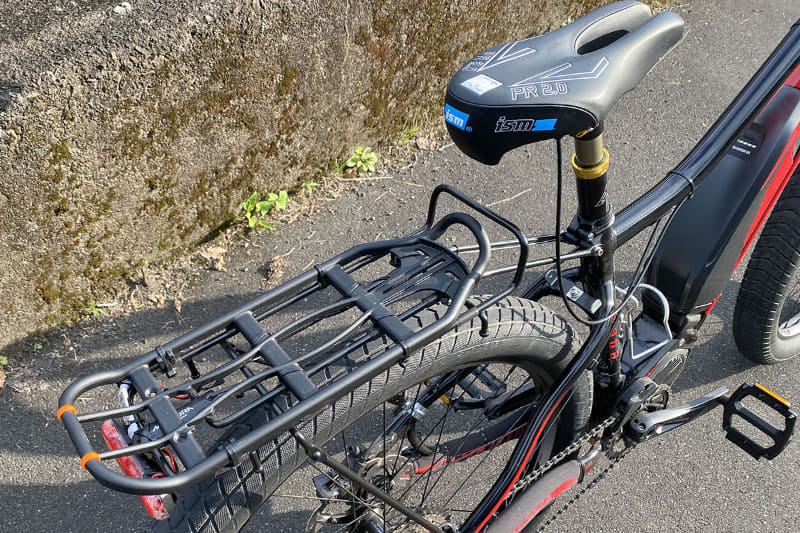 ちょっと特殊なリアキャリアを装着しており、リアのバッグをワンタッチで脱着できます。リアキャリアについての詳細は<a href="https://kaden.watch.impress.co.jp/docs/column/ebike-everyday/1298044.html" class="n" target="_blank">別の記事</a>にあります