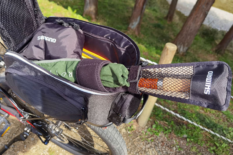 コレでした!! リールとロッド。つまり釣り道具一式を載せてのサイクリングです。もっちろん、良さそうな場所があったらフィッシングも!! というわけです