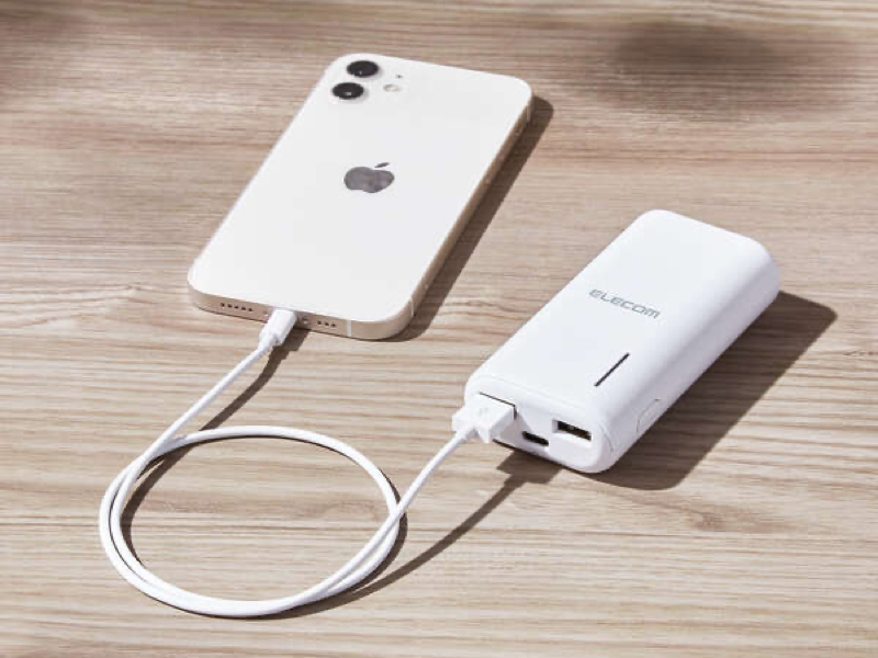 抗菌仕様のモバイルバッテリー(写真は「DE-C30L-6700WH」)