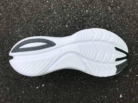 着地から蹴り出しまでスムーズに動くサッカニーの「キンバラ 12