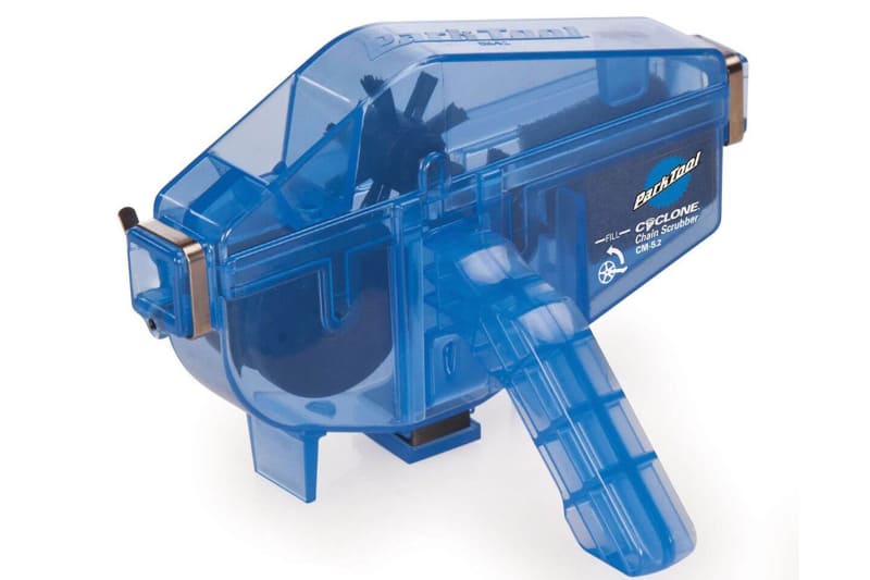 ちなみに、チェーンのクリーニングに使っているのは<a href="https://www.hozan.co.jp/parktool/catalog/lubrication_assembly_compounds_cleaning/CM-5.2.html" class="n" target="_blank">パークツール「CM-5.2 サイクロン」</a>。現在は後継機種の<a href="https://www.hozan.co.jp/parktool/catalog/lubrication_assembly_compounds_cleaning/CM-5.3.html" class="n" target="_blank">「CM-5.3 サイクロン」</a>が発売されています。※画像はメーカーウェブサイトより抜粋