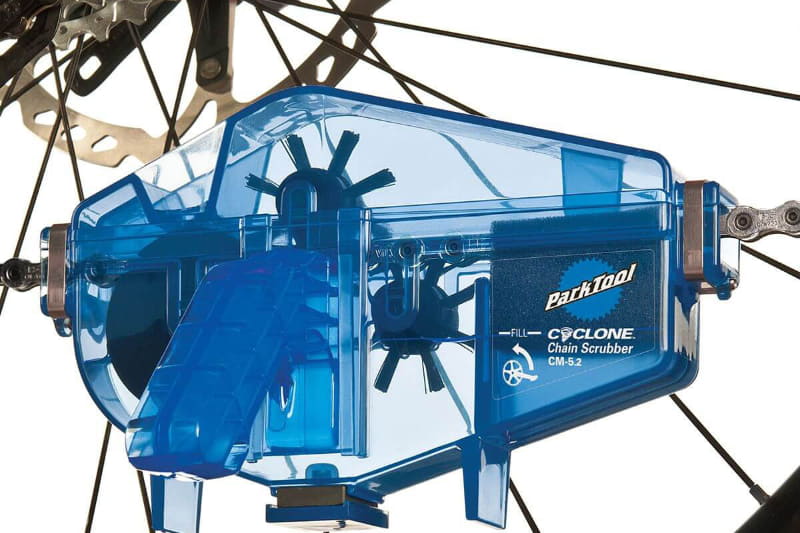 この容器にクリーニング液を入れ、チェーンを通してペダルを回すと、短時間でチェーンの汚れが落ちてピカピカに♪ ※画像はメーカーウェブサイトより抜粋