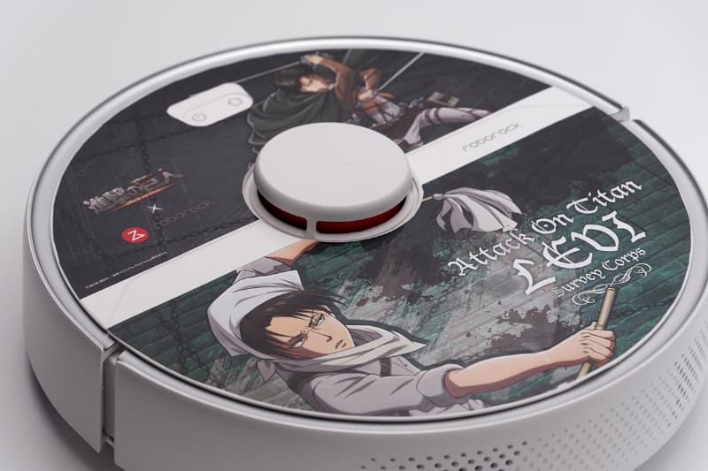 リヴァイ兵長がハタキで掃除している姿などが描かれたステッカーが付属。本体に貼り付けて使う